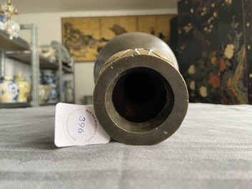 Un vase de type 'hu' en bronze, marque et &eacute;poque de Qianlong