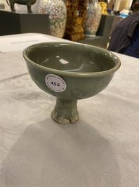 Een Chinese Longquan celadon stem cup met onderglazuur decor, Ming