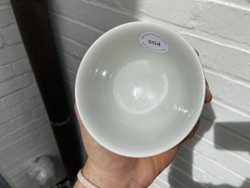 Een fijne Chinese monochrome witte kom, Yongzheng merk en periode