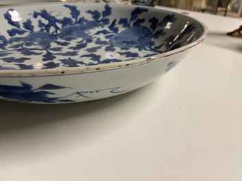 Un plat en porcelaine de Chine en bleu et blanc &agrave; d&eacute;cor 'Sanduo' et un &agrave; d&eacute;cor des 'Trois amis de l'hiver', Kangxi &amp; Yongzheng