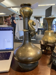 Un vase de type 'hu' en bronze, marque et &eacute;poque de Qianlong