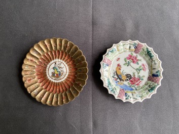 Een gelobde Chinese vergulde famille rose 'lotus' kop en schotel en &eacute;&eacute;n met hanen, Yongzheng/Qianlong