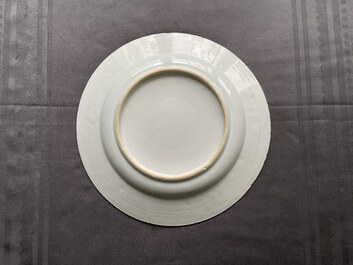 Un grand plat en porcelaine de Chine famille rose &agrave; d&eacute;cor de fumeurs de pipe au bord d'une fleuve, Yongzheng
