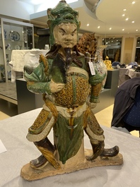 Une tuile faiti&egrave;re en gr&egrave;s &eacute;maill&eacute; sancai en forme de guerrier, Chine, Ming