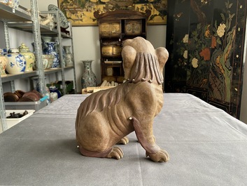 Un chien en gr&egrave;s de Yixing sur socle en bois, Chine, 19&egrave;me