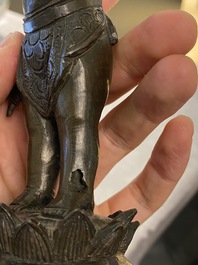Twee Chinese bronzen figuren van de jonge Boeddha, Ming