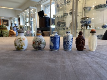 Six Chinese glass, porcelain, bamboo and agate snuff bottles, 19/20th C.
