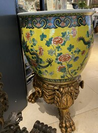 Een Chinese famille verte viskom met draken op een gele fondkleur op een vergulde houten sokkel, 19e eeuw