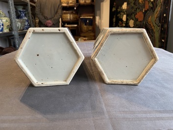 Twee Chinese blauw-witte hexagonale hoedensteunen met landschappen, 19e eeuw