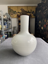 Een Chinese monochrome witte 'tianqiu ping' vaas, 18/19e eeuw
