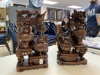 Een paar Chinese houten snijwerken, 19e eeuw