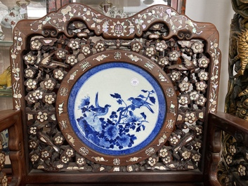 Une paire de chaises en bois incrust&eacute; de nacre et de plaques en porcelaine de Chine en bleu et blanc, 19&egrave;me