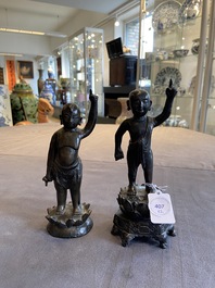 Twee Chinese bronzen figuren van de jonge Boeddha, Ming