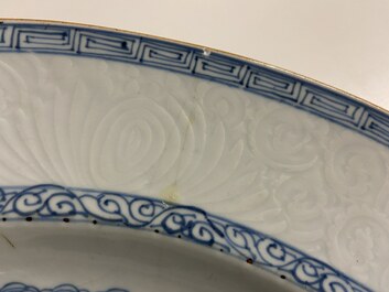 Un plat en porcelaine de Chine en bleu et blanc &agrave; d&eacute;cor 'Sanduo' et un &agrave; d&eacute;cor des 'Trois amis de l'hiver', Kangxi &amp; Yongzheng