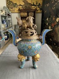 Een grote Chinese driepotige cloisonn&eacute; wierookbrander met deksel, 19e eeuw