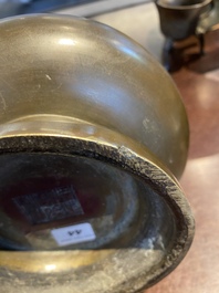 Un vase de type 'hu' en bronze, marque et &eacute;poque de Qianlong