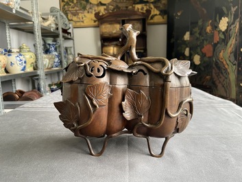 Un br&ucirc;le-parfum couvert en bronze en forme de deux citrouilles, Chine, 19&egrave;me