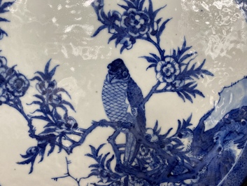 Une paire de chaises en bois incrust&eacute; de nacre et de plaques en porcelaine de Chine en bleu et blanc, 19&egrave;me
