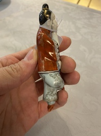 Une tabati&egrave;re en porcelaine de Chine polychrome en forme d'une femme couch&eacute;e, 19&egrave;me