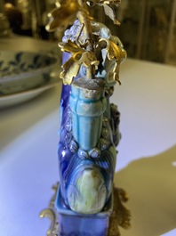 Une paire de lions bouddhistes en porcelaine de Chine en turquoise et aubergine mont&eacute;s comme cand&eacute;labres en bronze dor&eacute;, Kangxi et 19&egrave;me
