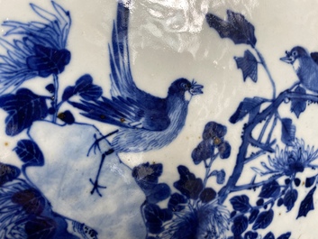 Une paire de chaises en bois incrust&eacute; de nacre et de plaques en porcelaine de Chine en bleu et blanc, 19&egrave;me