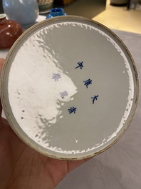 Un pot &agrave; eau en porcelaine de Chine &agrave; &eacute;mail c&eacute;ladon, marque de Kangxi, 19&egrave;me