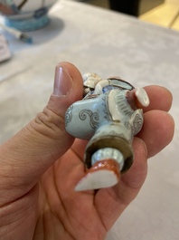 Une tabati&egrave;re en porcelaine de Chine polychrome en forme d'une femme couch&eacute;e, 19&egrave;me