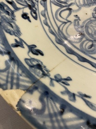 Trois plats en porcelaine de Chine dite 'de Swatow', Ming