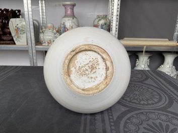 Een Chinese monochrome witte 'tianqiu ping' vaas, 18/19e eeuw