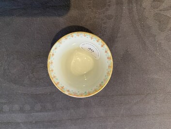 Een Chinese tazza, een dekselkom en een wijnkop met draken op gele fondkleur, 19/20e eeuw