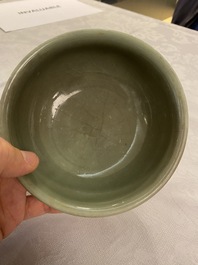 Een Chinese Longquan celadon stem cup met onderglazuur decor, Ming