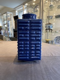Un vase de forme 'cong' en porcelaine de Chine bleu monochrome, marque de Guangxu, R&eacute;publique