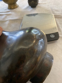 Une verseuse &agrave; vin de type 'hu' en bronze, Zhou de l'est/Han