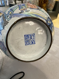 Un vase de forme bouteille en &eacute;maux de Canton, marque de Qianlong, 19&egrave;me