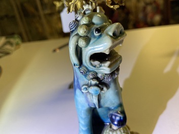 Une paire de lions bouddhistes en porcelaine de Chine en turquoise et aubergine mont&eacute;s comme cand&eacute;labres en bronze dor&eacute;, Kangxi et 19&egrave;me