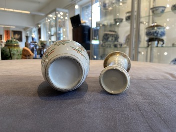 Une jarre couverte en porcelaine de Chine famille verte et un vase en grisaille et dor&eacute;, Kangxi et Yongzheng