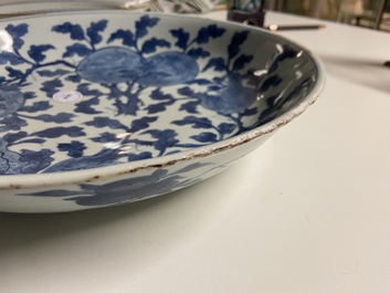 Un plat en porcelaine de Chine en bleu et blanc &agrave; d&eacute;cor 'Sanduo' et un &agrave; d&eacute;cor des 'Trois amis de l'hiver', Kangxi &amp; Yongzheng