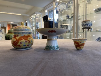 Een Chinese tazza, een dekselkom en een wijnkop met draken op gele fondkleur, 19/20e eeuw