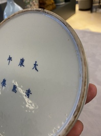 Un pot &agrave; eau en porcelaine de Chine &agrave; &eacute;mail c&eacute;ladon, marque de Kangxi, 19&egrave;me