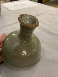 Een Chinese Longquan celadon stem cup met onderglazuur decor, Ming