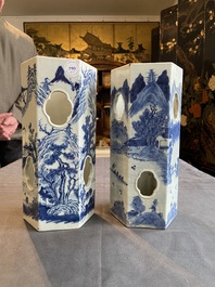 Twee Chinese blauw-witte hexagonale hoedensteunen met landschappen, 19e eeuw