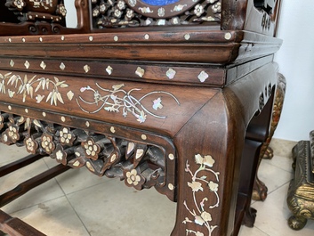 Une paire de chaises en bois incrust&eacute; de nacre et de plaques en porcelaine de Chine en bleu et blanc, 19&egrave;me