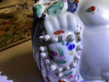 Twee Chinese famille rose figuren van Boeddha, 19/20e eeuw