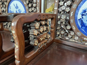 Une paire de chaises en bois incrust&eacute; de nacre et de plaques en porcelaine de Chine en bleu et blanc, 19&egrave;me
