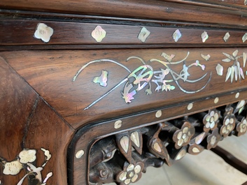 Une paire de chaises en bois incrust&eacute; de nacre et de plaques en porcelaine de Chine en bleu et blanc, 19&egrave;me