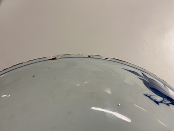 Un plat en porcelaine de Chine en bleu et blanc &agrave; d&eacute;cor 'Sanduo' et un &agrave; d&eacute;cor des 'Trois amis de l'hiver', Kangxi &amp; Yongzheng