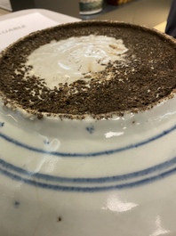 Trois plats en porcelaine de Chine dite 'de Swatow', Ming