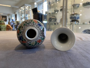 Une jarre couverte en porcelaine de Chine famille verte et un vase en grisaille et dor&eacute;, Kangxi et Yongzheng