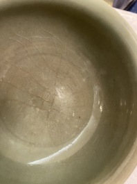 Een Chinese Longquan celadon stem cup met onderglazuur decor, Ming