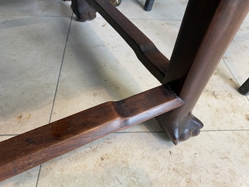 Une paire de chaises en bois incrust&eacute; de nacre et de plaques en porcelaine de Chine en bleu et blanc, 19&egrave;me